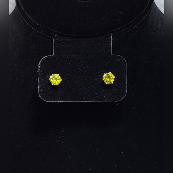 None Jewelry - Peridot Green Birthstone Gem Stud Earrings / Pierced